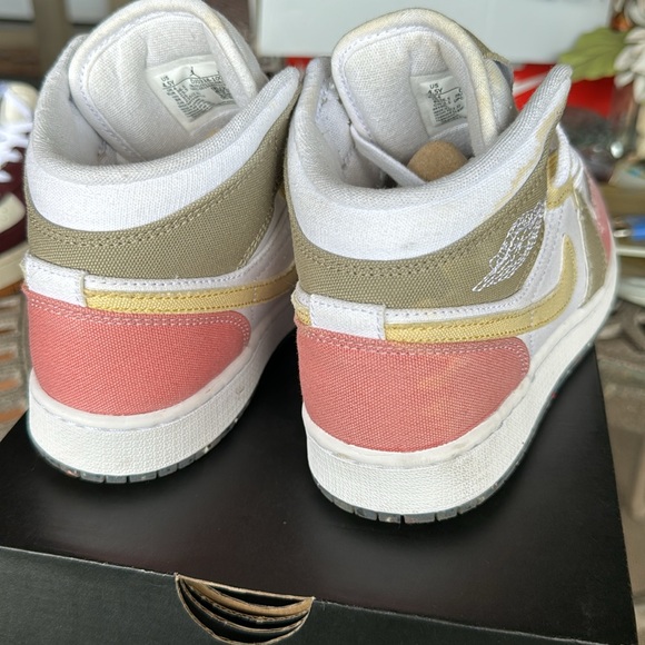 Grade School Jordan 1 Mid size 4.5y - Picture 4 of 8